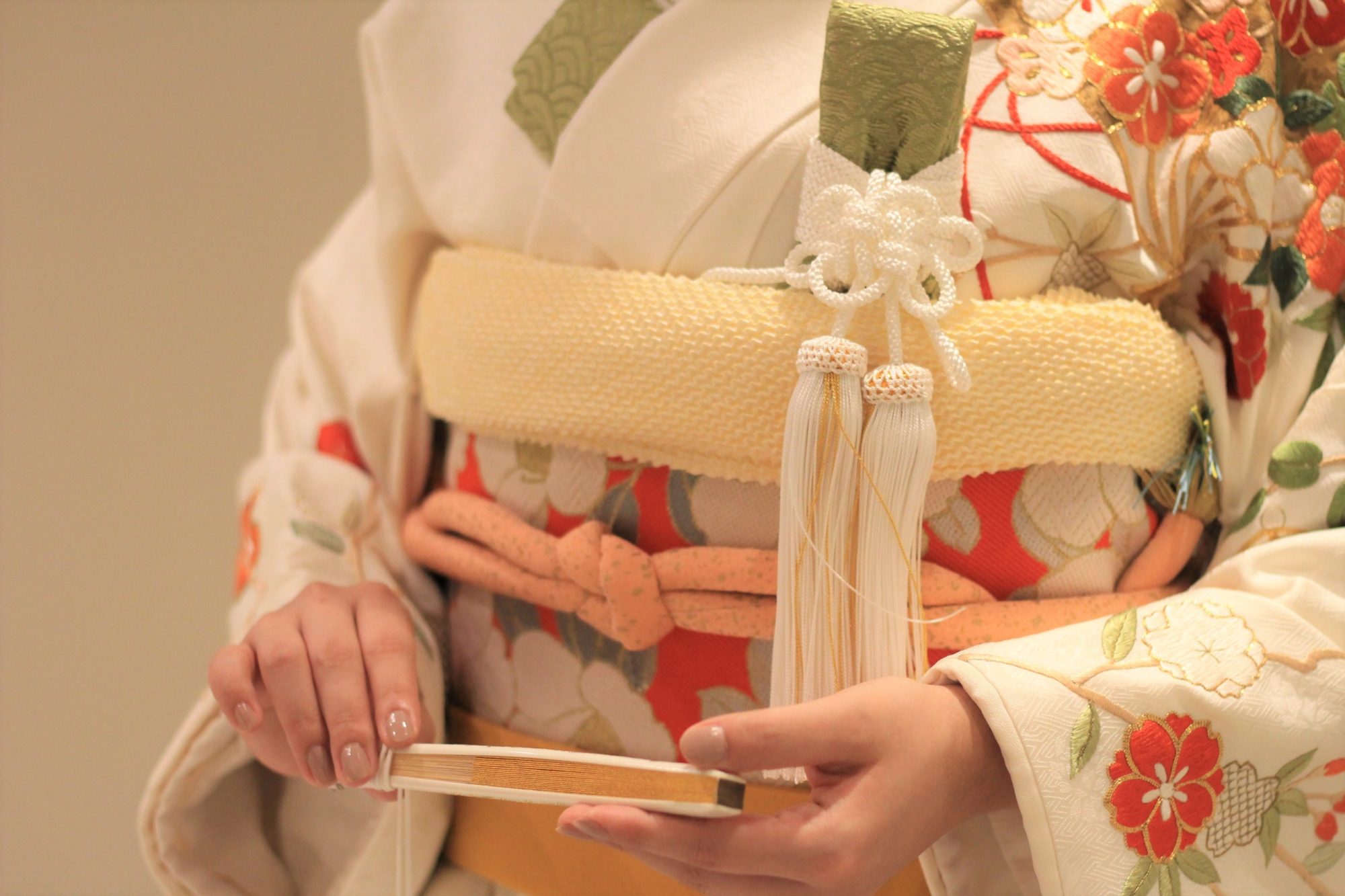 白色の和装に映える刺繍が美しい本振袖