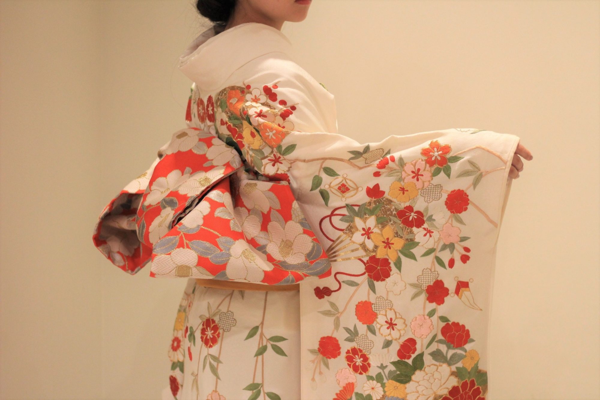 前撮りにおすすめの手刺繍が華やかな本振袖