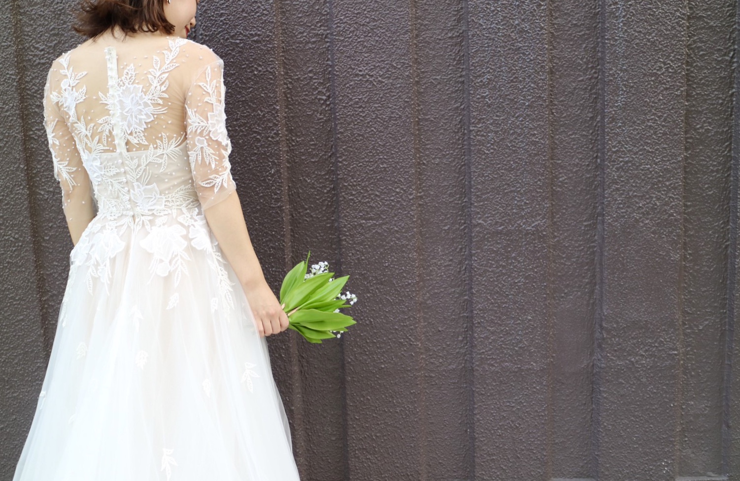 立体的な刺繍が浮かび上がるリームアクラのウェディングドレス