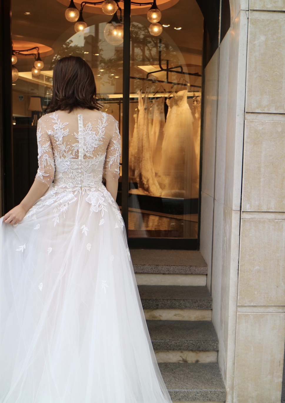 神戸の街並みにあう上品で洗練されたリームアクラのウェディングドレス