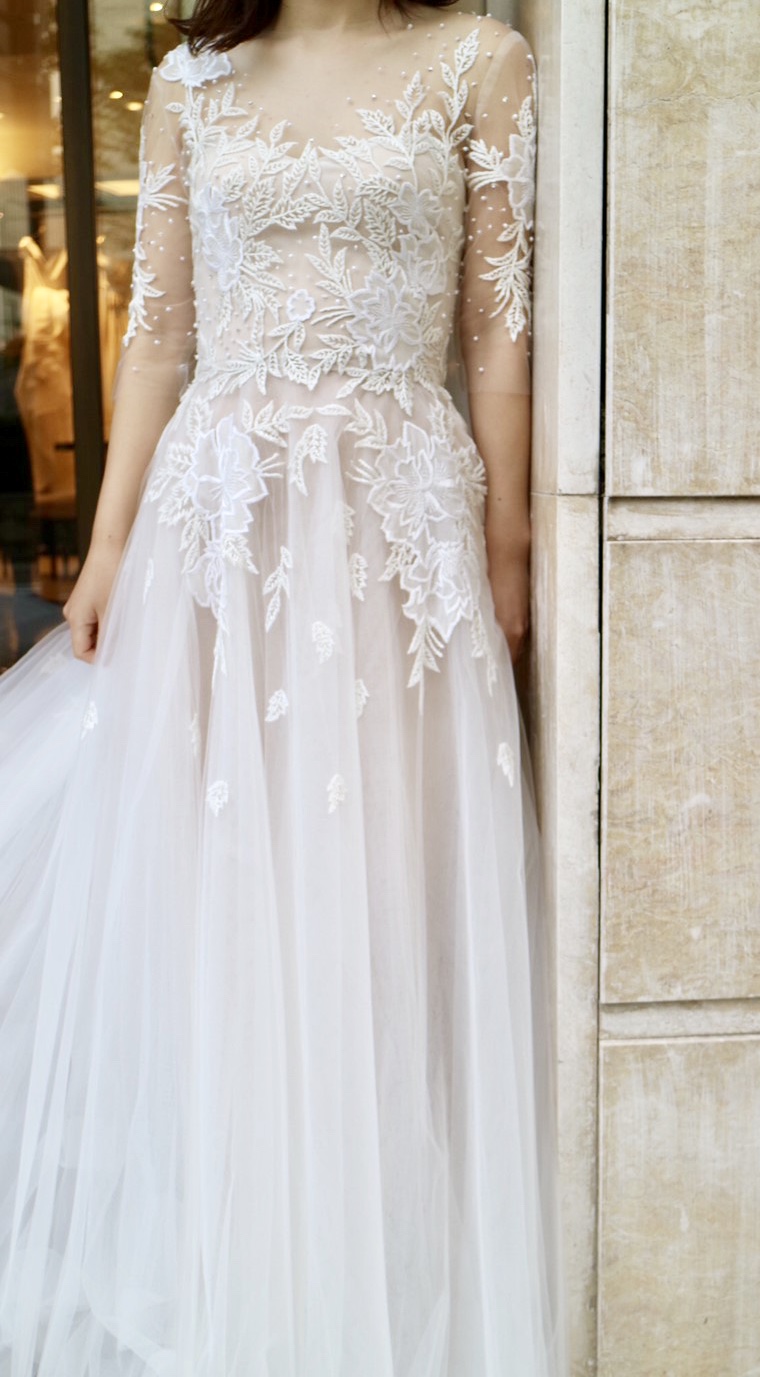 ヌーディーなベージュの色味が浮かびああがるクラシカルかつナチュラルなウェディングドレス