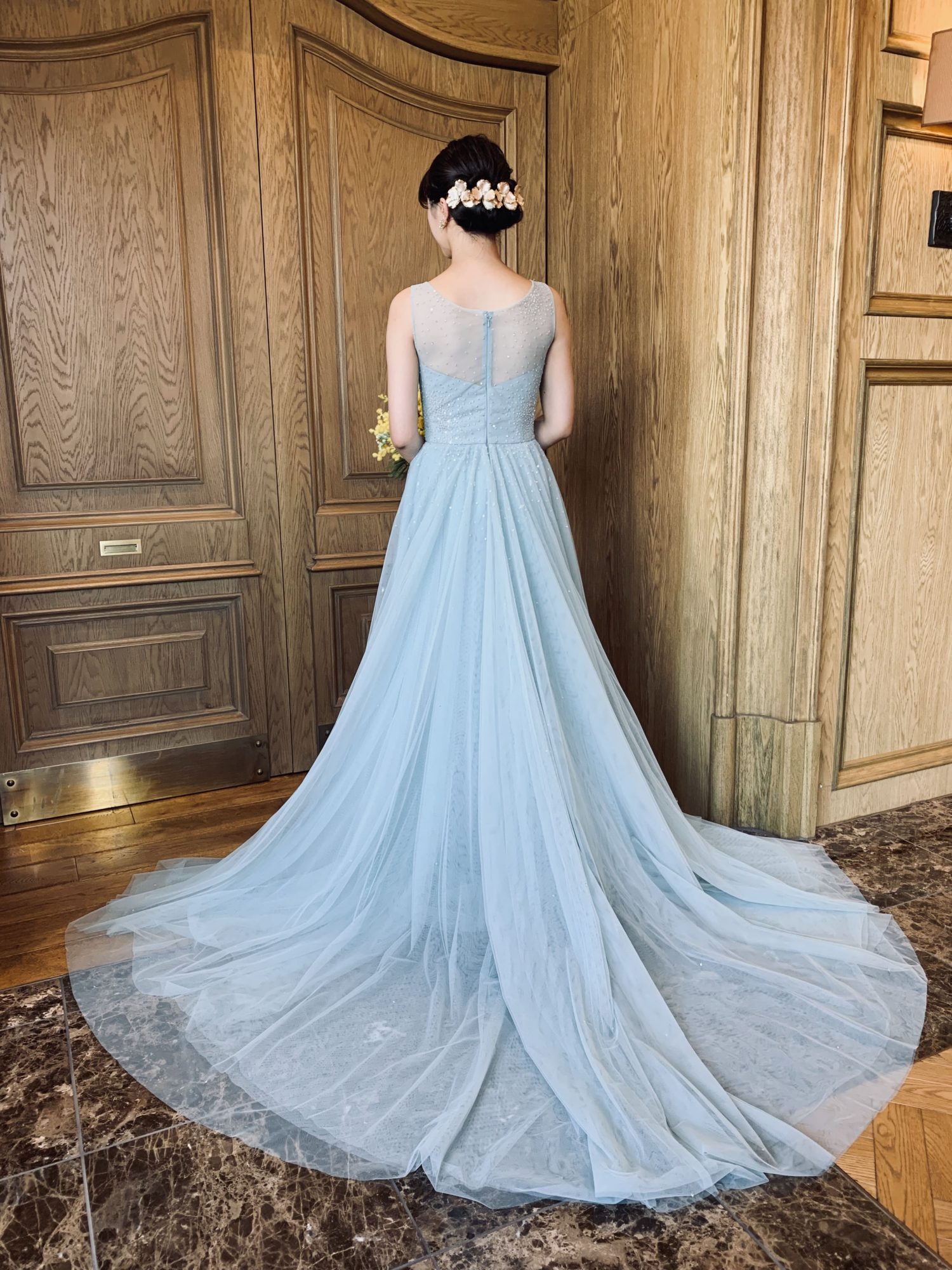 THE TREAT DRESSINGが取り扱うトレンドカラーのブルーグレーのカラードレス