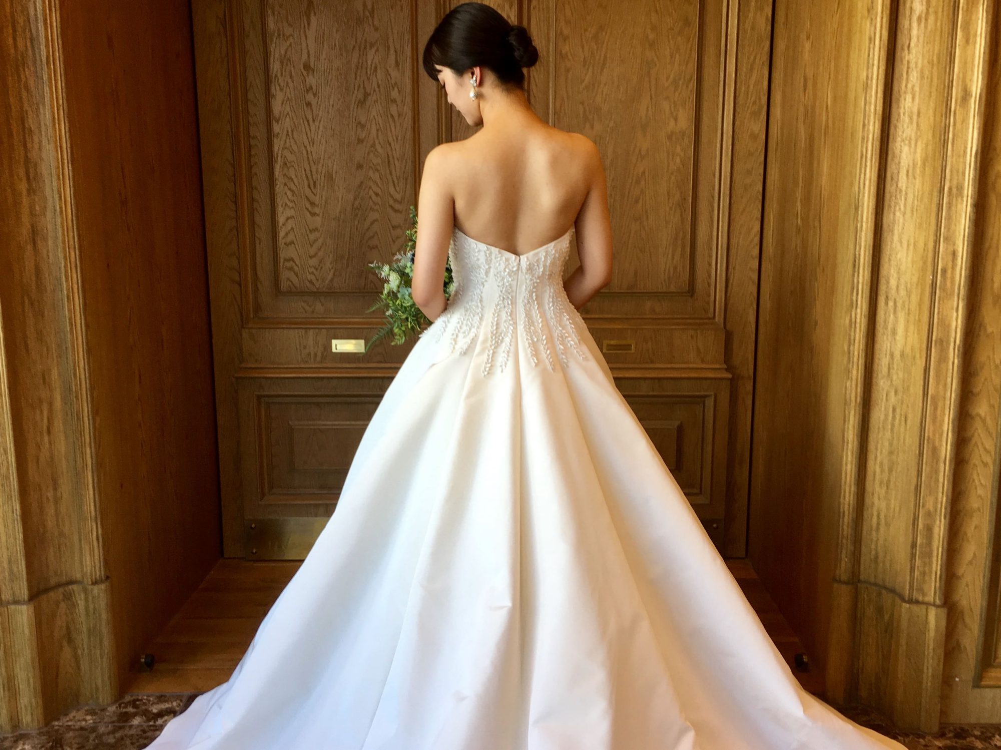 上品な艶を放つファイユ素材のAラインのAMSALE(アムサーラの)ウェディングドレス