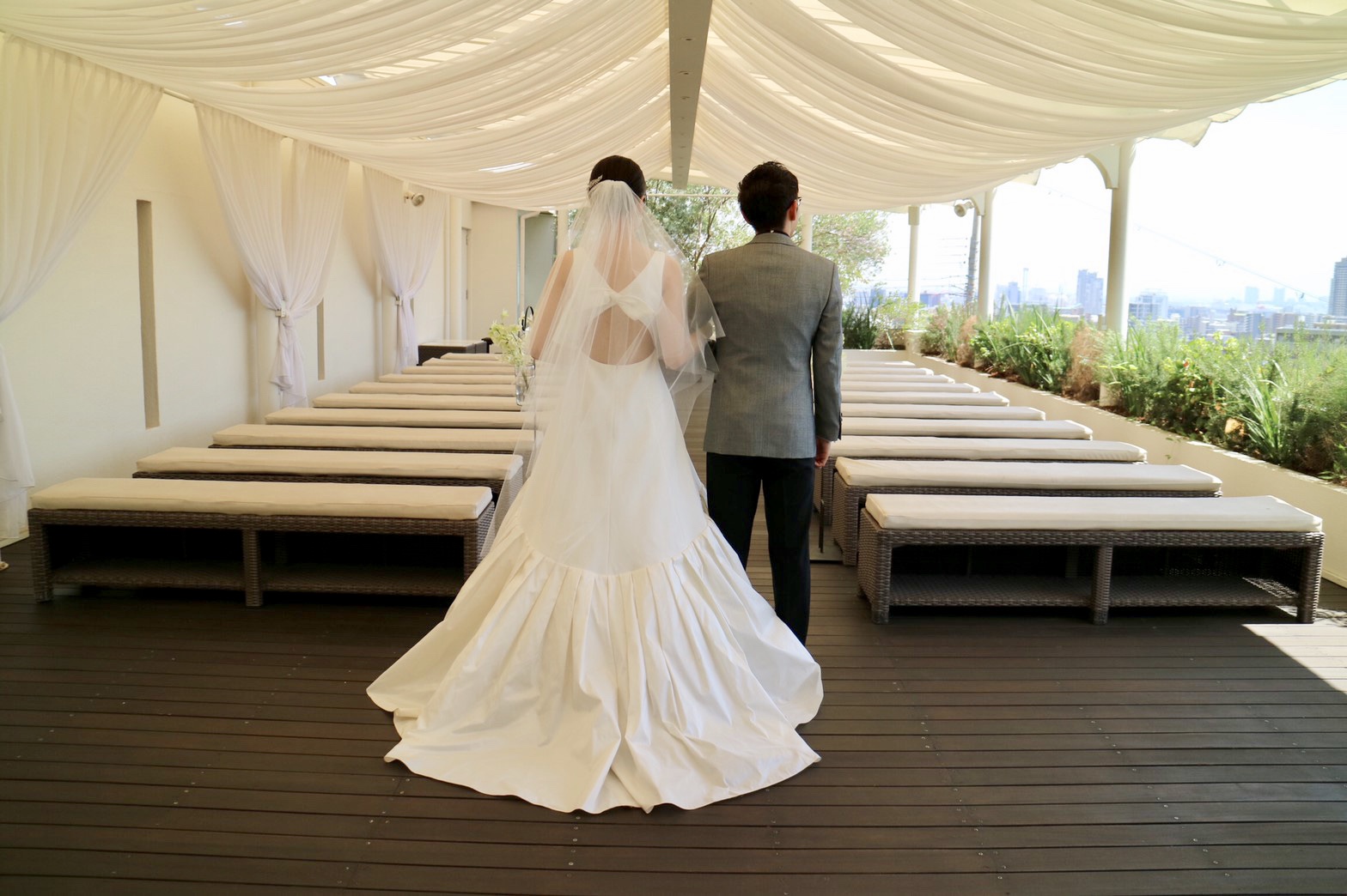 ナチュラルなパーティーをしたい方へおすすめなガーデンウェデイングができる外のチャペル