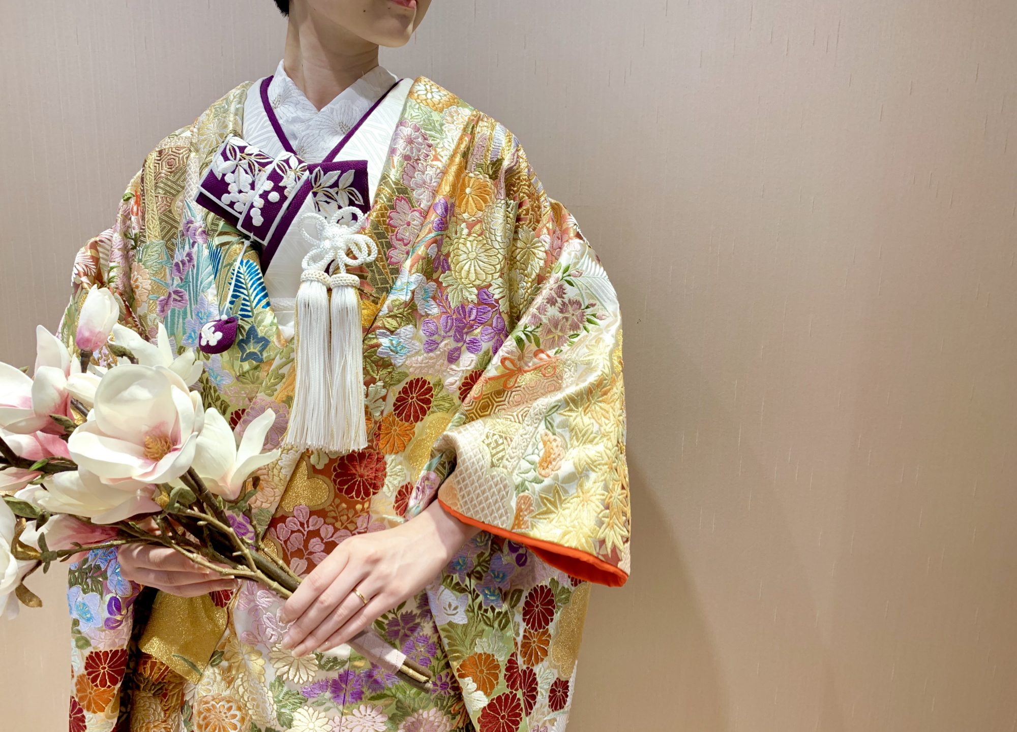 日本庭園が見える会場や緑がいっぱいのナチュラルな雰囲気のチャペルでの和装人前式にぴったりのモダンな柄行の色打掛