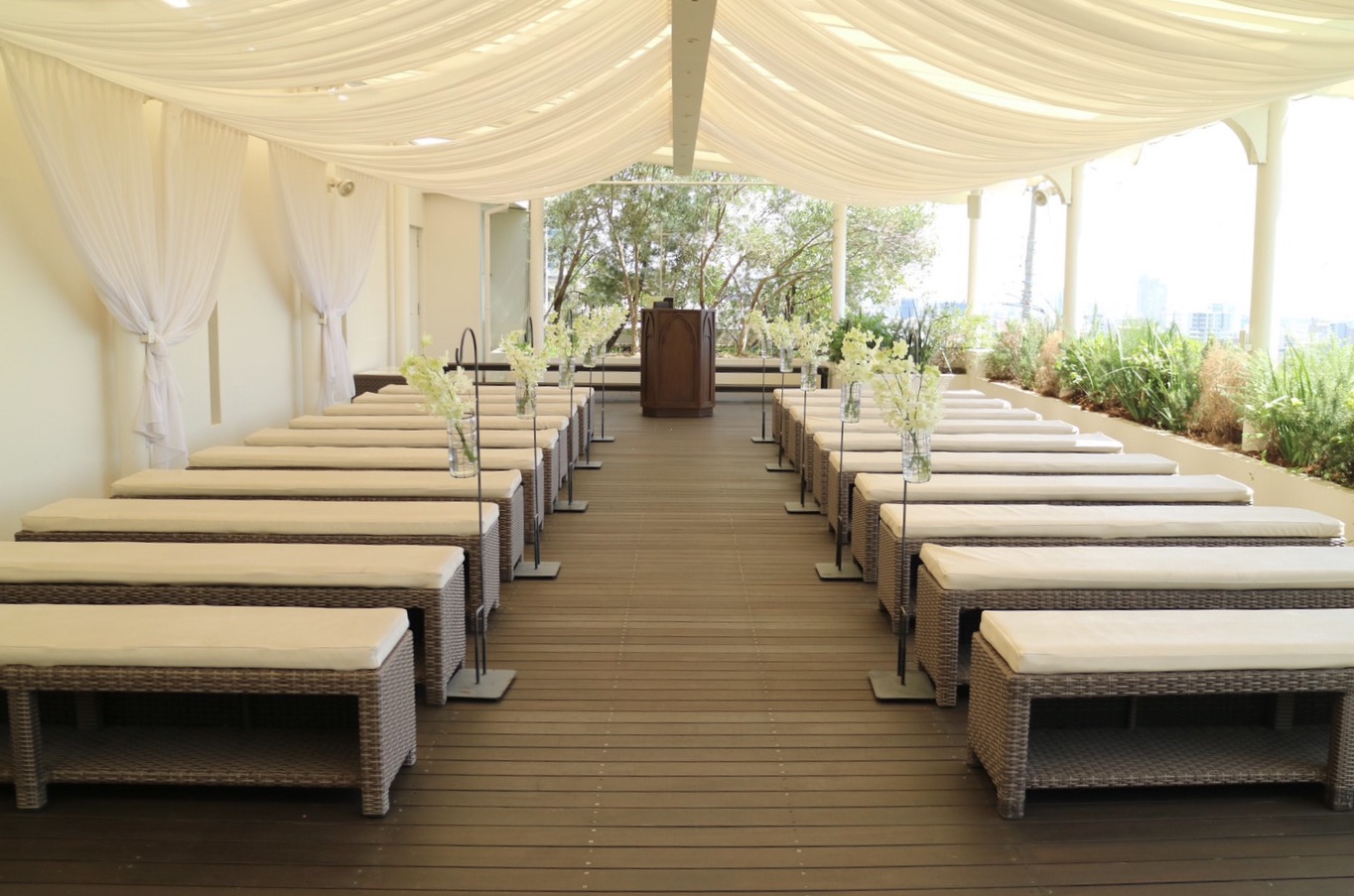 ナチュラルなパーティーをしたい方へおすすめなガーデンウェデイングができる外のチャペル