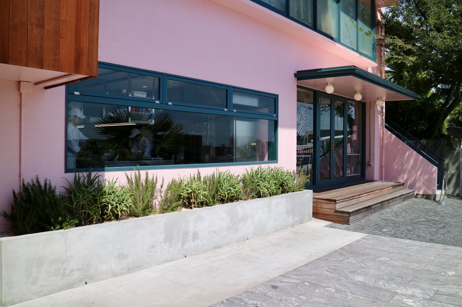 神戸北野にあるリゾートホテルのようピンクの建物が印象的なホテル北野クラブ