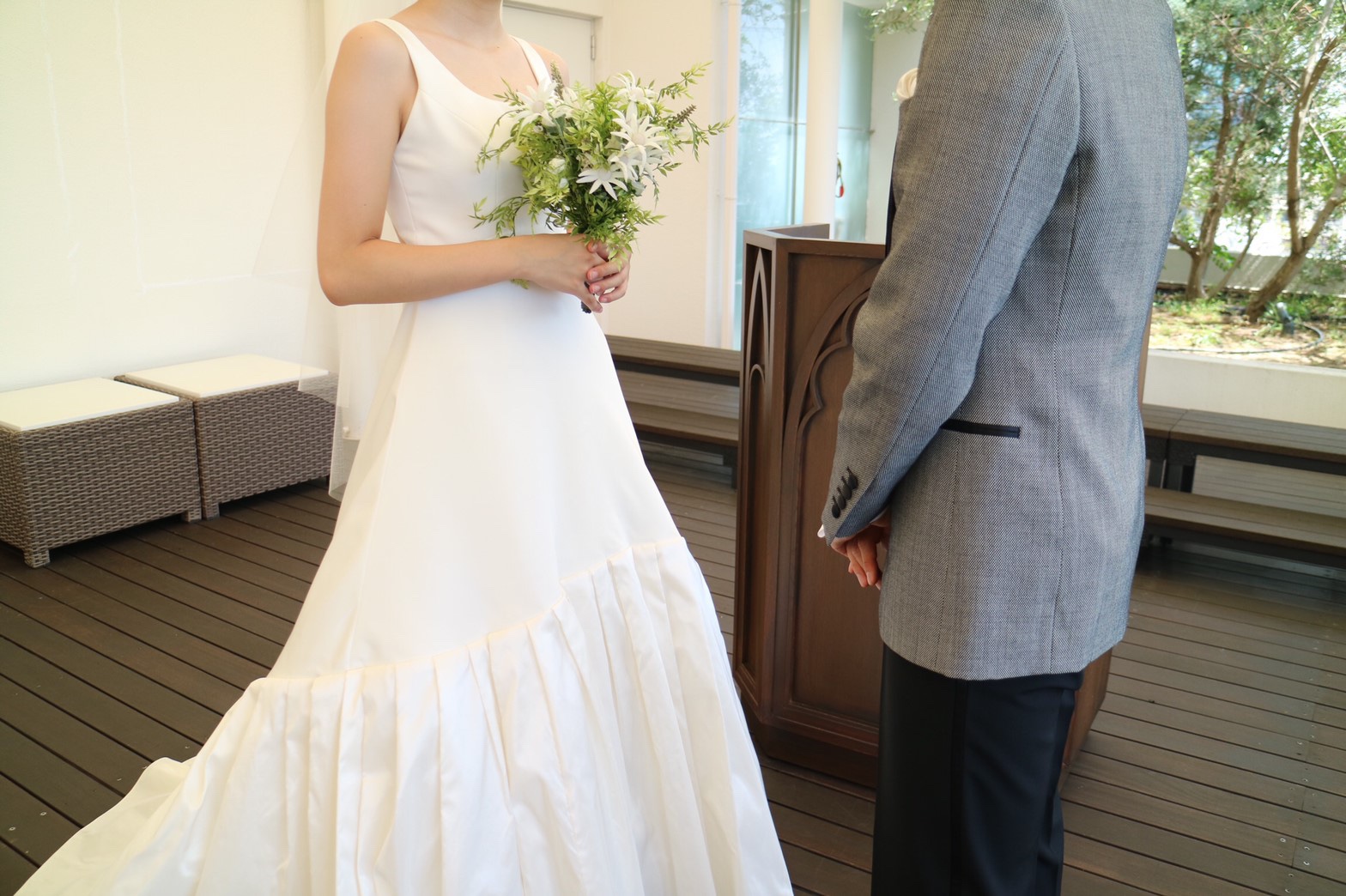 アムサーラのシルクタフタのシンプルなAラインのウェディングドレス