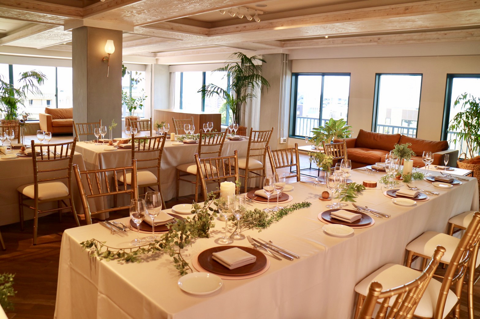 ソファー高砂が映えるアットホームな雰囲気のご結婚式場のホテル北野クラブ