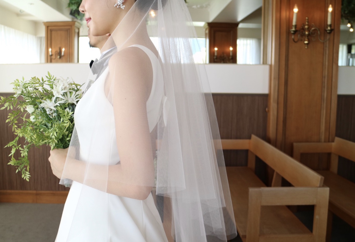 NYのブランド、アムサーラのシンプルなAラインのウェデイングドレス