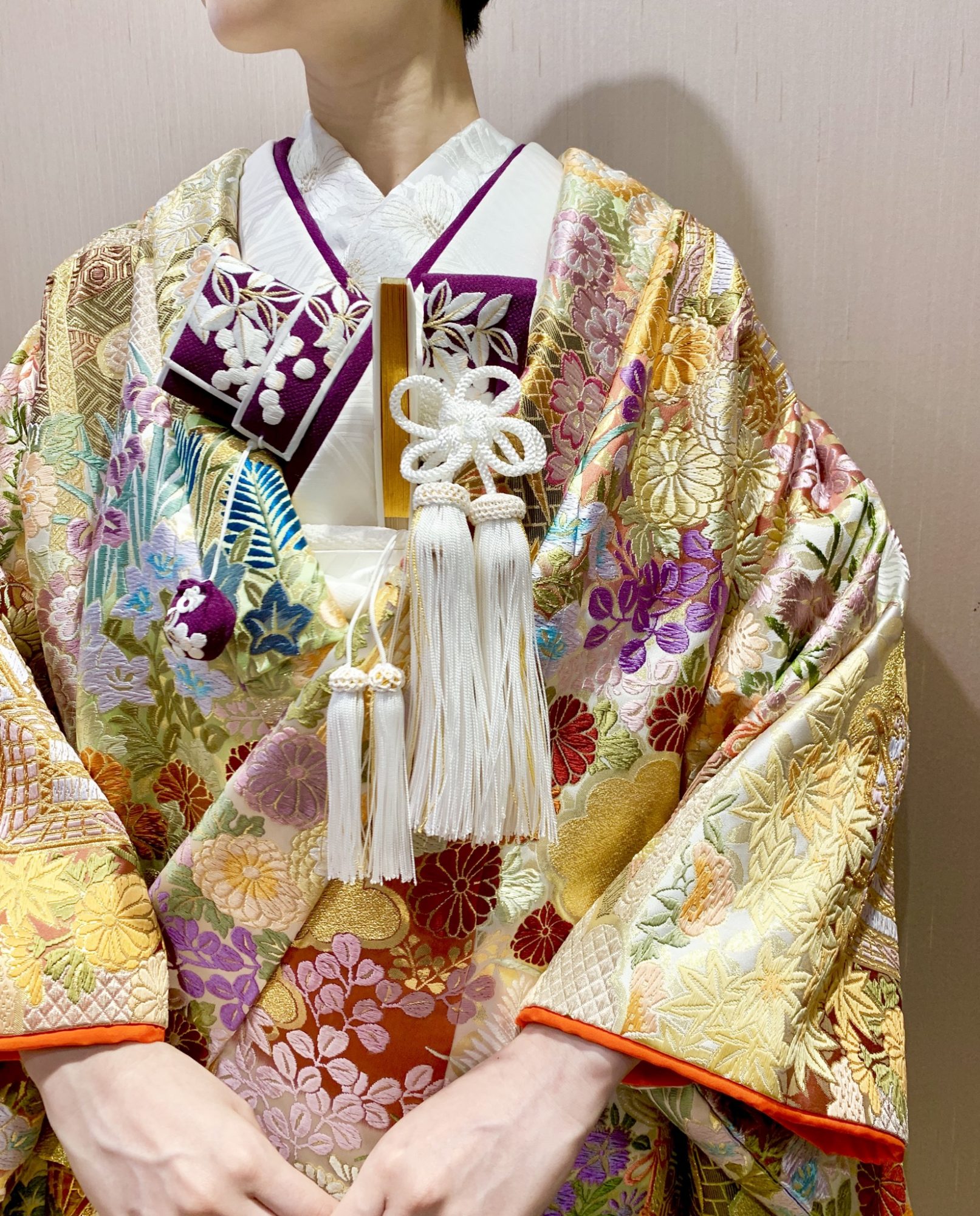 和装での人前式にぴったりの色鮮やかで重厚感のある色打掛