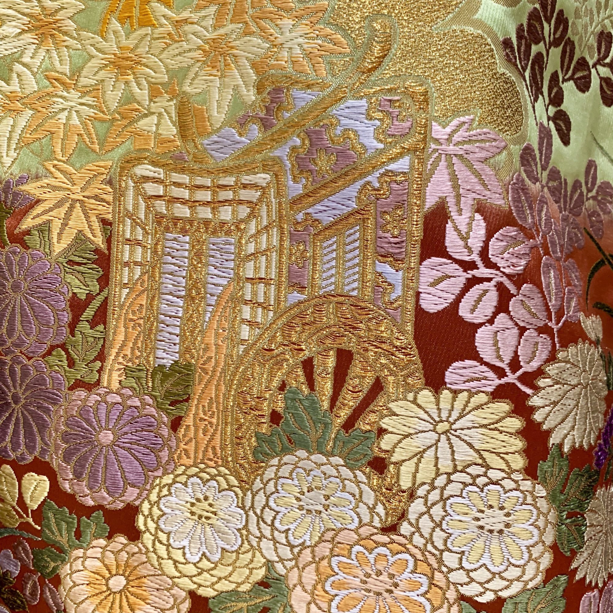 唐織で仕立てられた、重厚感のある色鮮やかな色打掛