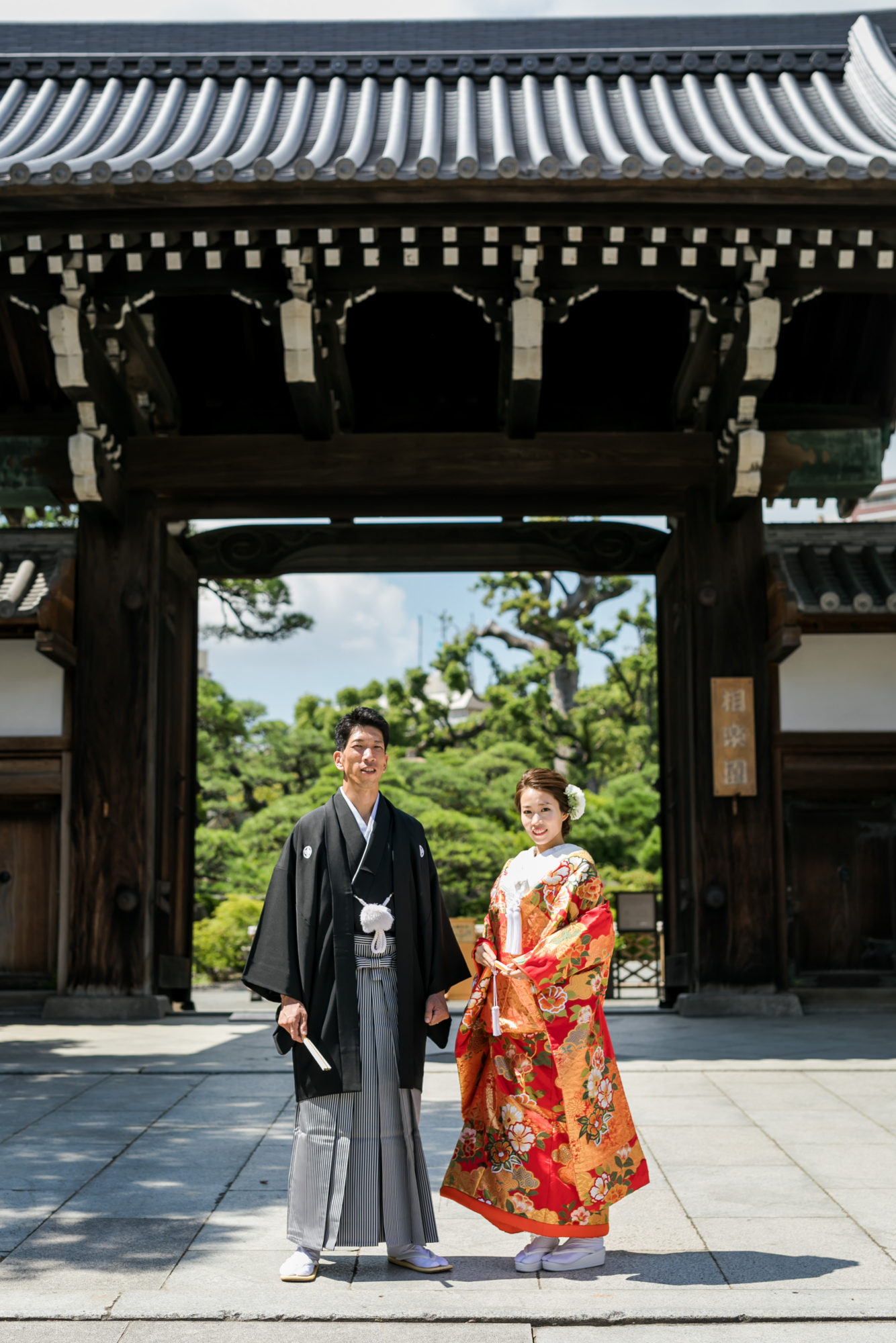 椿の文様が華やかな赤地の色打掛で撮る和装前撮り