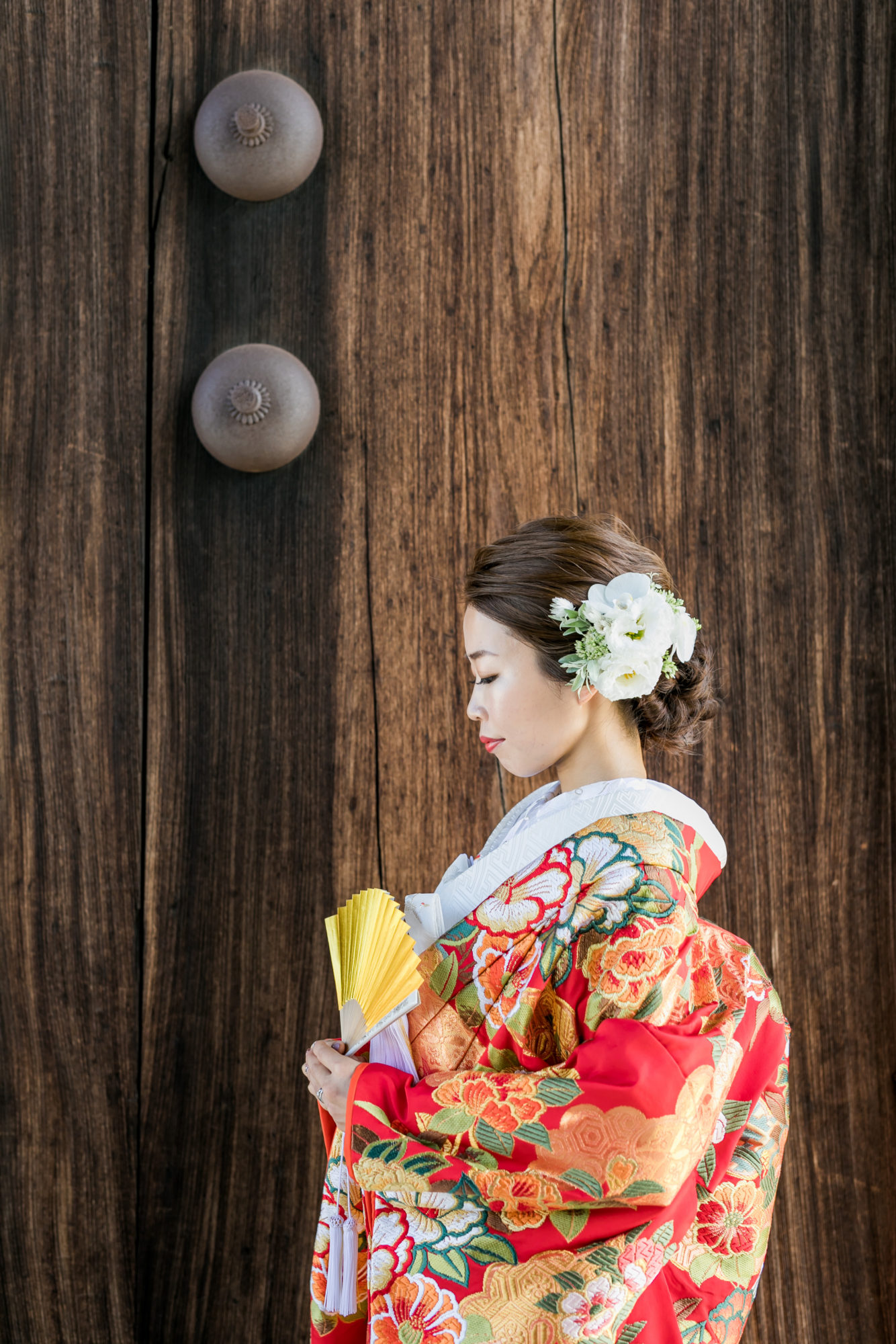 赤地に椿の文様が施された華やかな色打掛で撮る和装前撮り