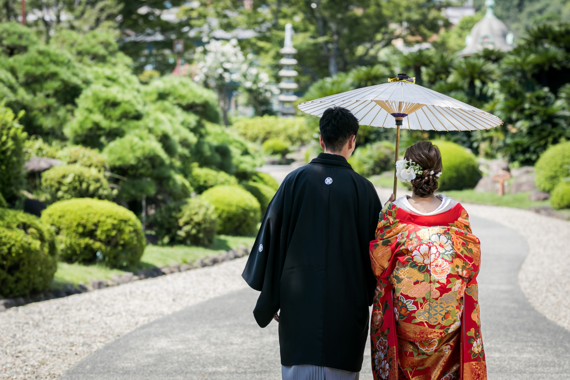 赤色の色打掛が映える日本庭園でお写真を残すことができる相楽園での前撮り