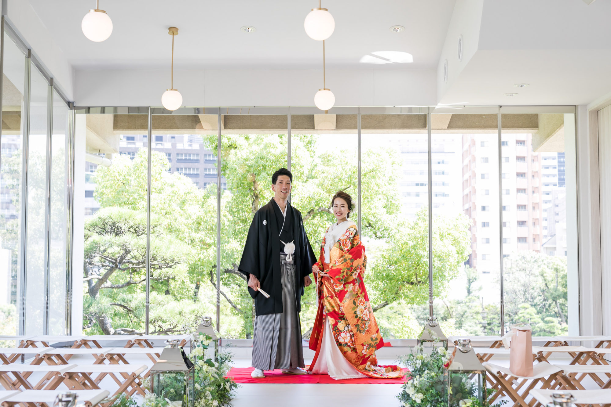 緑が広がる日本庭園を眺めることができる相楽園のチャペルでの撮影