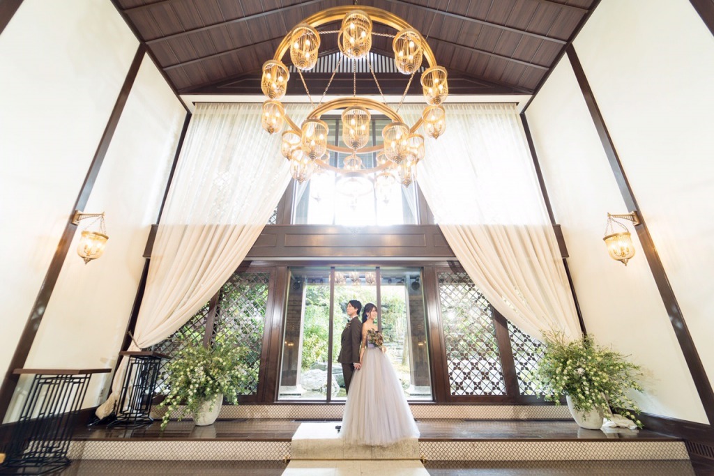 トリート京都店で取り扱いのあるヴィクターアンドロルフのカラードレスとカーキのタキシードを着たチャペルでの撮影