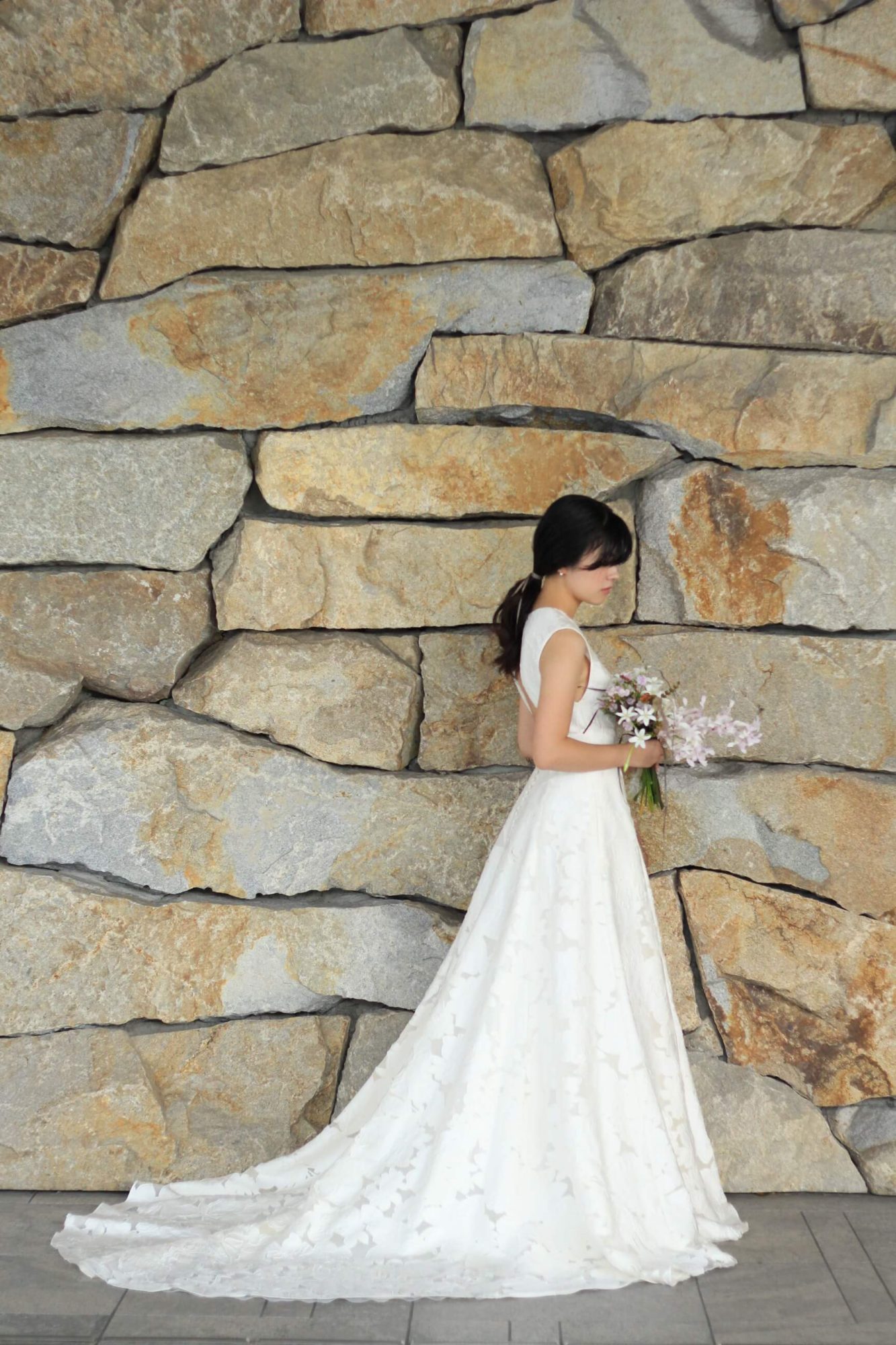 トリートドレッシングがおすすめするフラワーモチーフが素敵なAラインのウェディングドレス