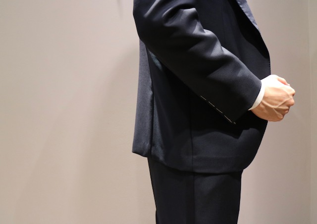 エリコフォルミコラのネイビーのクラシカルなタキシード