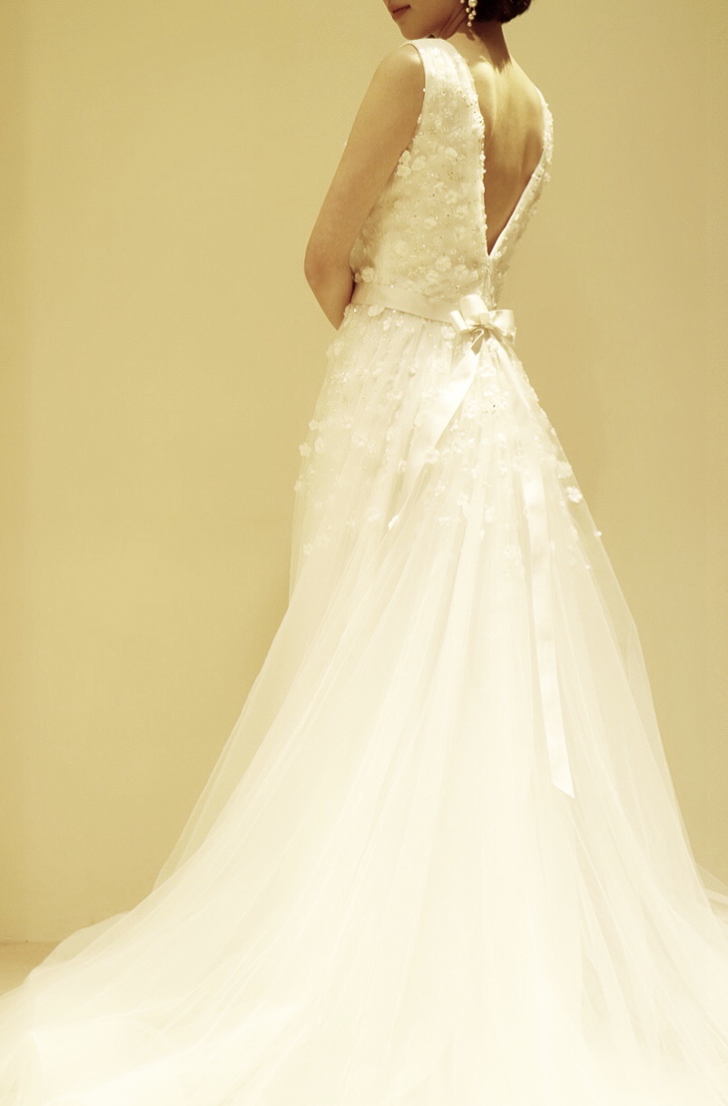 Aラインのチュール素材のスカートに贅沢に小花のモチーフとビジューを散りばめた、ジェニーパッカムのウエディングドレス