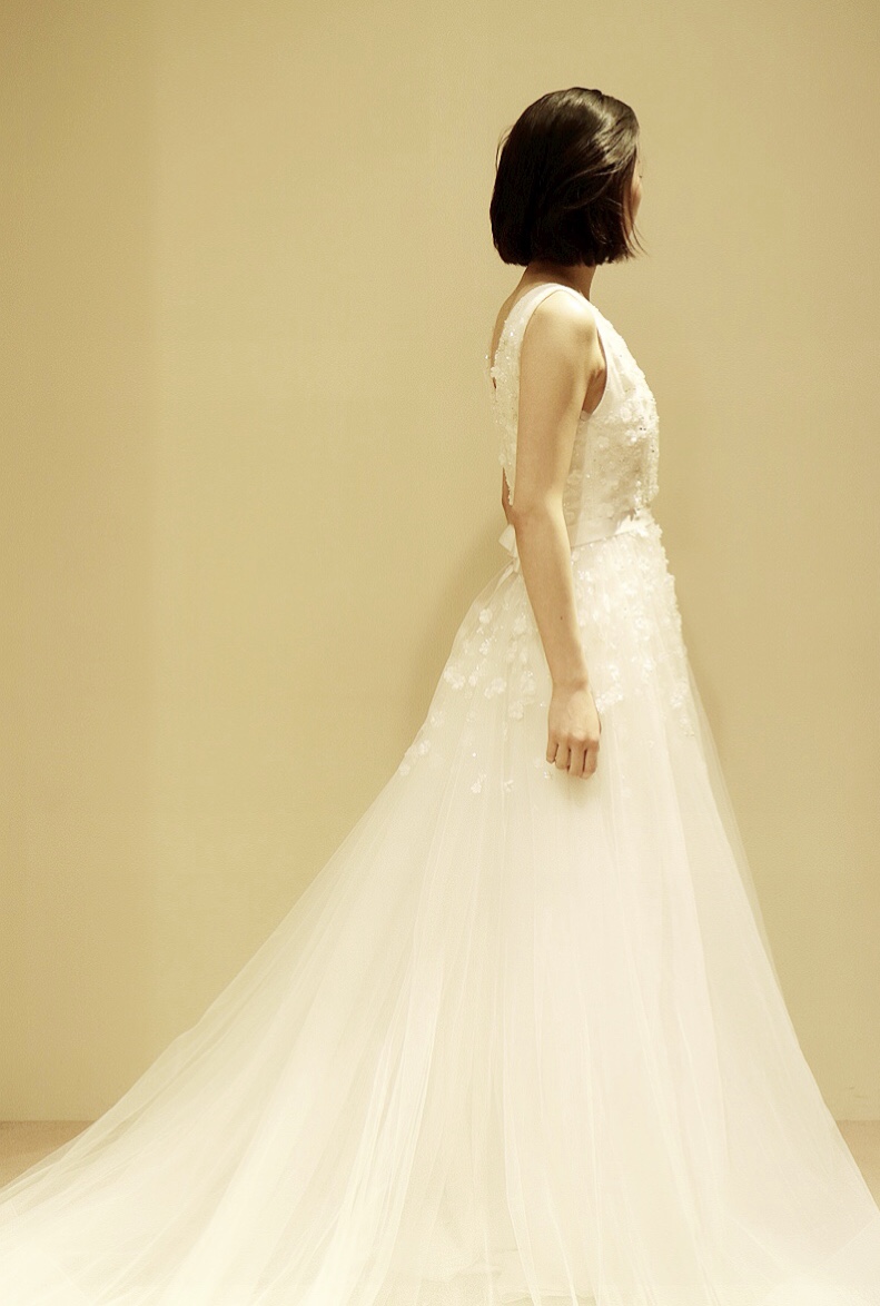 Aラインのチュール素材のスカートに贅沢に小花のモチーフとビジューを散りばめた、ジェニーパッカムのウエディングドレス