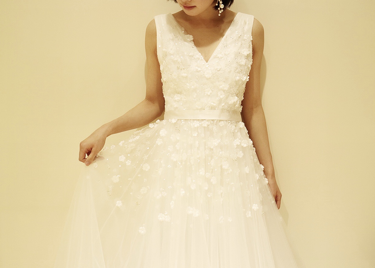 チュール素材のスカートに贅沢に小花のモチーフとビジューを散りばめたジェニーパッカムのウエディングドレス