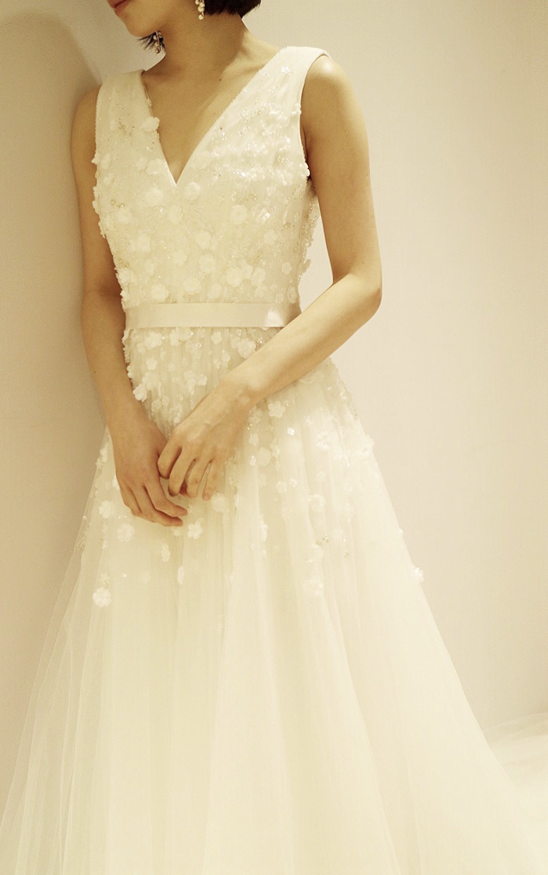 小花のフラワーモチーフとビジューが美しいジェニーパッカムの新作のウエディング