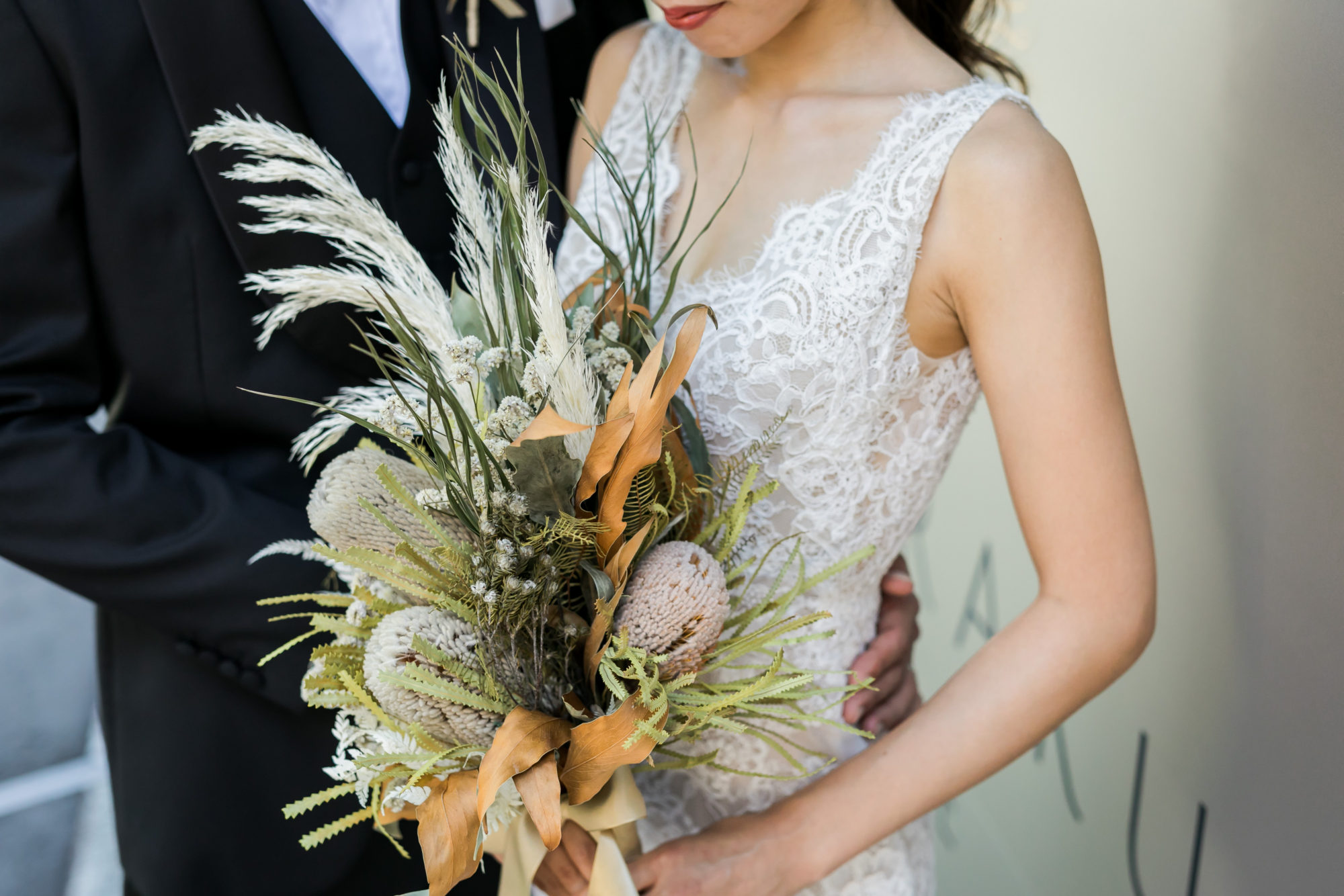 秋らしいブーケを合わせた、モニークルイリエのマーメイドラインのウェディングドレス