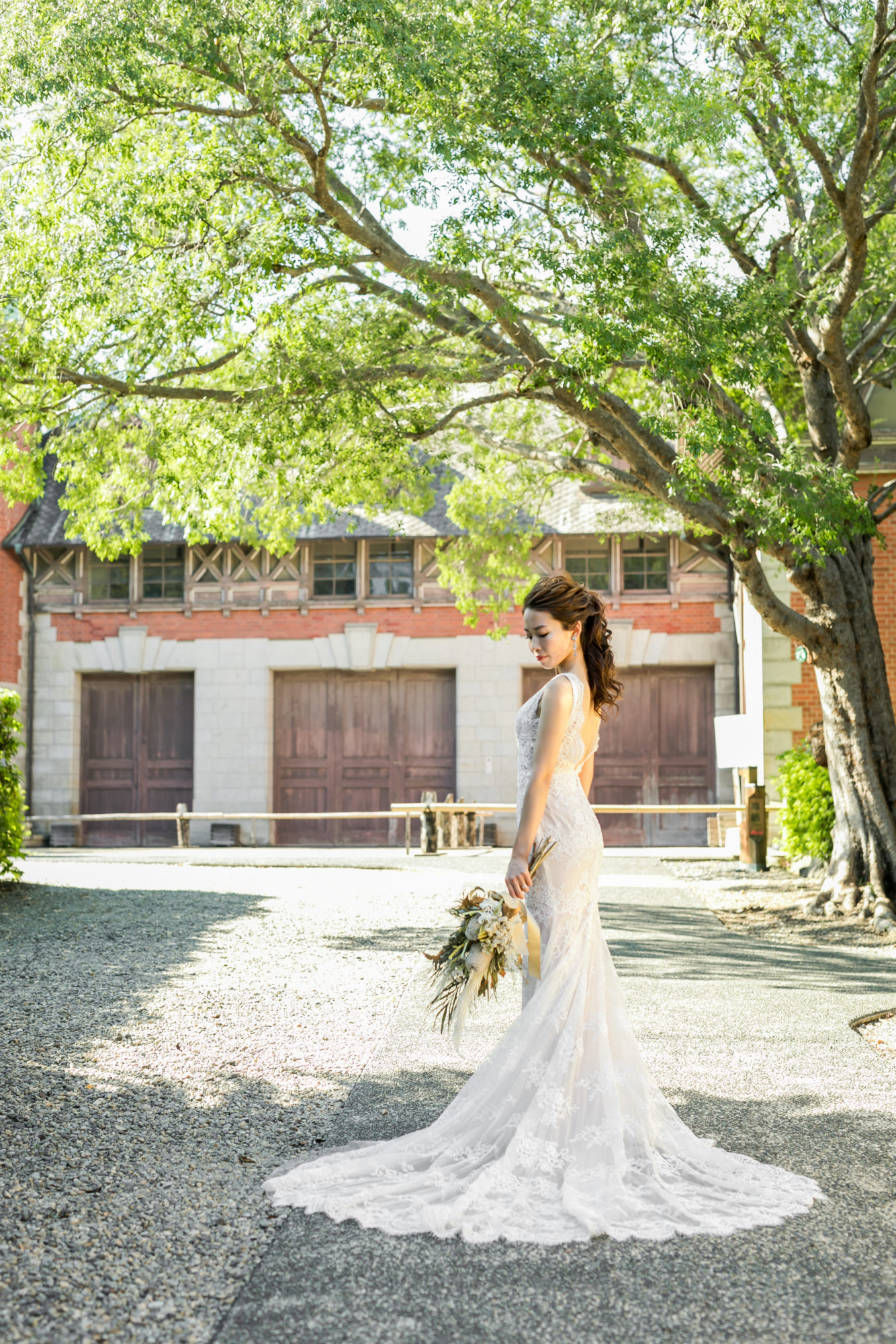シャンテリーレースが施された上品な印象のモニークルイリエのマーメイドラインのドレス