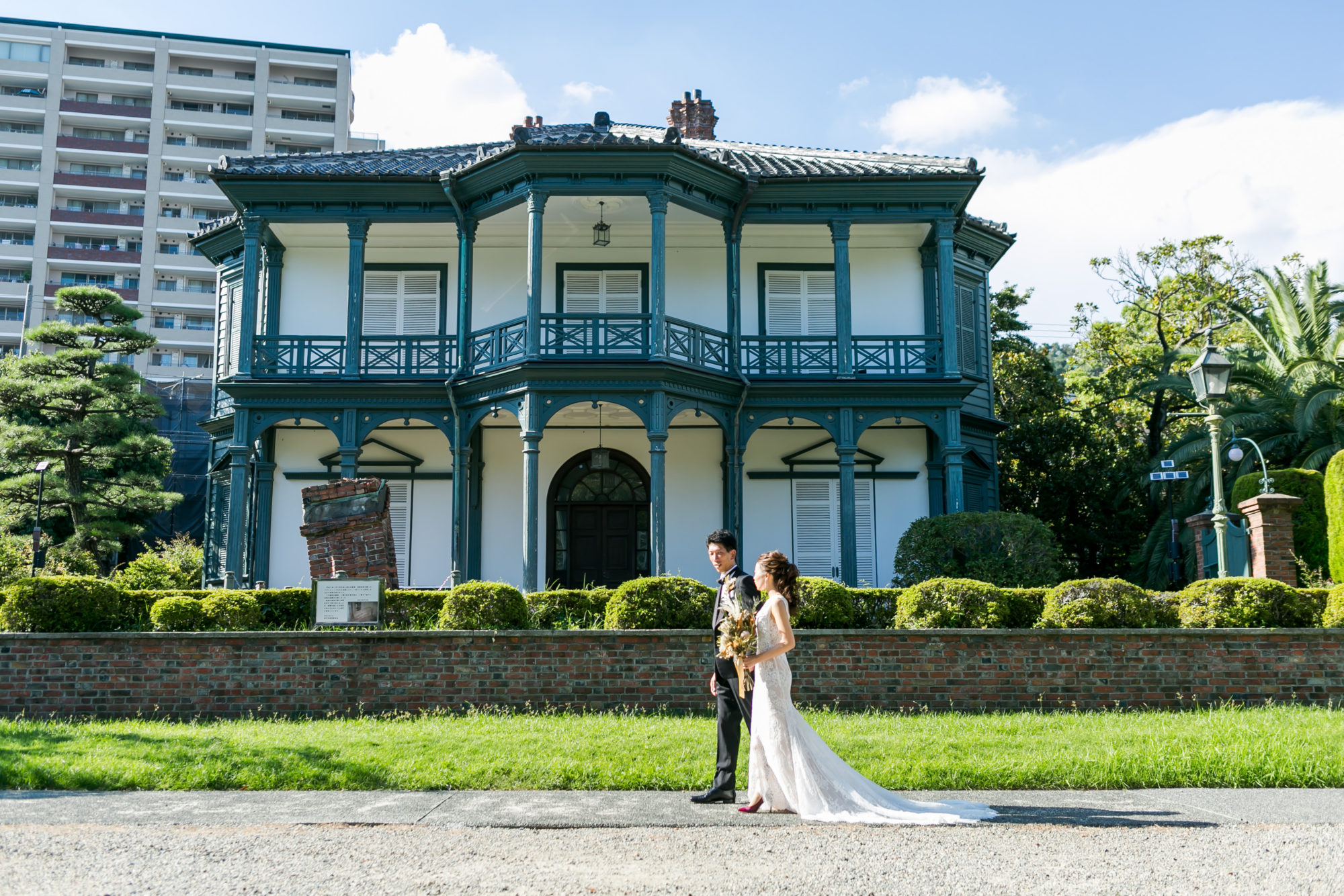 神戸らしい邸宅の前でお写真を残すことが出来る相楽園での前撮り