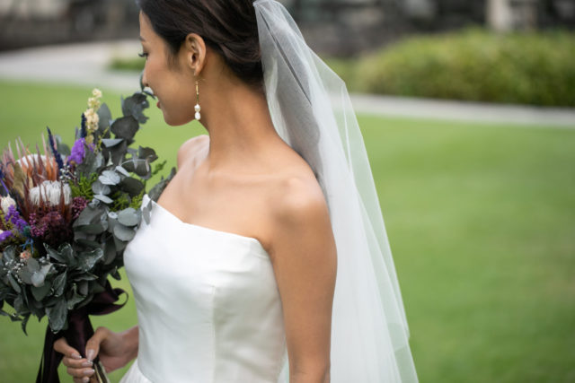 THE TREAT DRESSINGのハリ感のあるリーム・アクラのシンプルなAライン