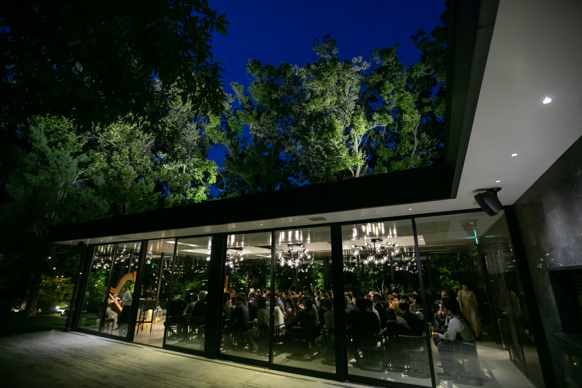 ガラス張りのチャペルで神聖なナイトウエディング