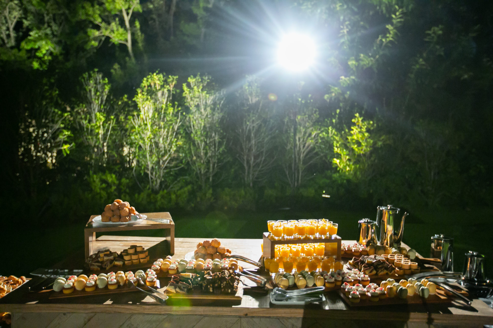 ナイトパーティーのテラスでデザートビュッフェ