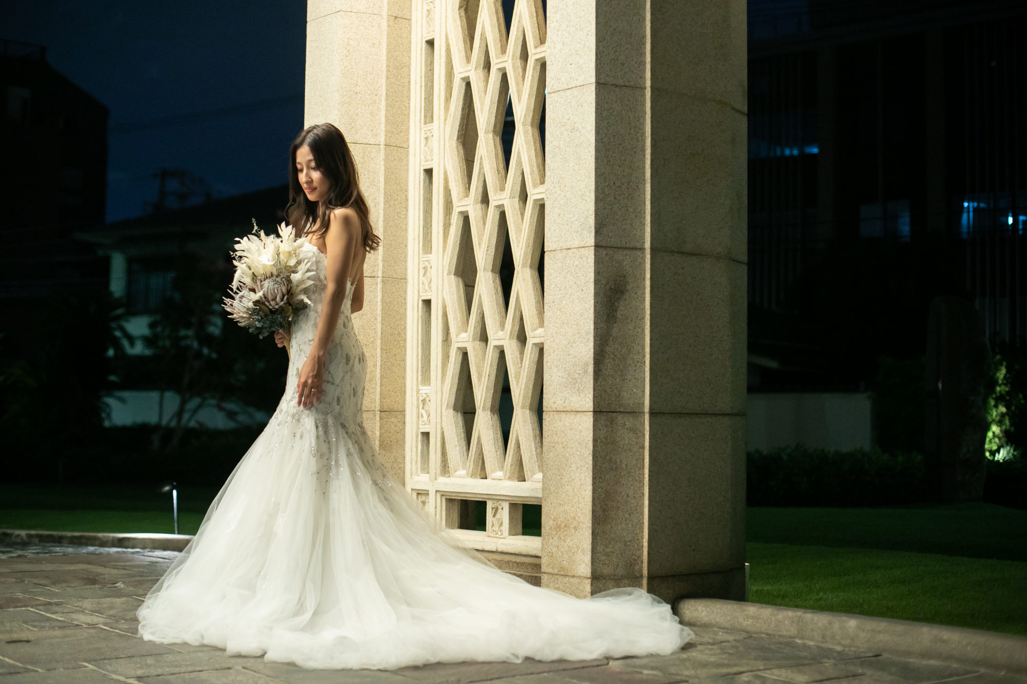 THE TREAT DRESSINGで出会っていただけるモニーク・ルイリエのビジューが美しいマーメイドライン