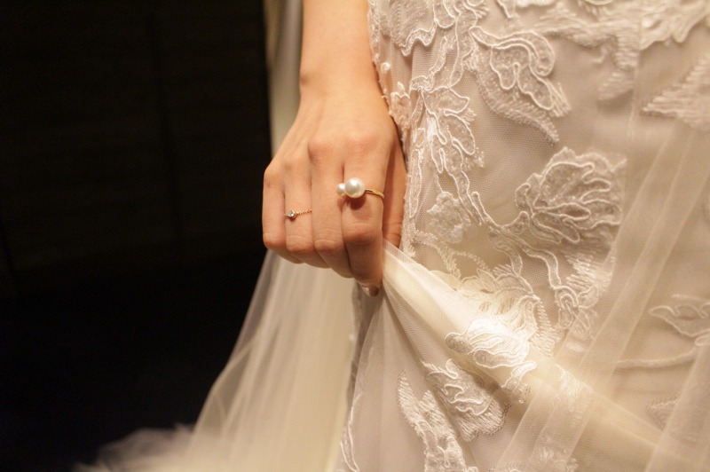 レースが美しいモニークルイリエのウェディングドレス