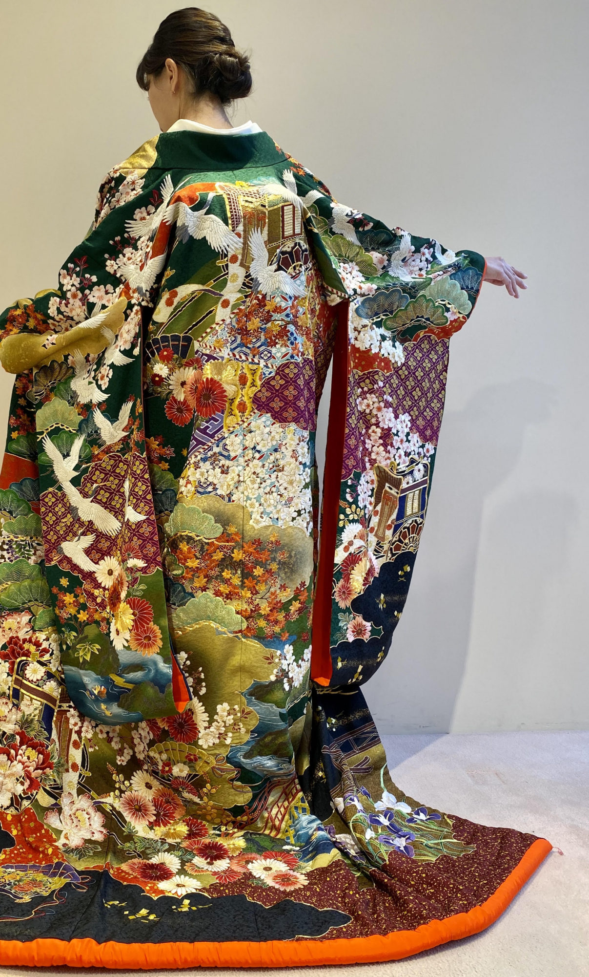 THE SODOH HIGASHIYAMAの結婚式会場に映える刺繍が豪華な緑の色打掛