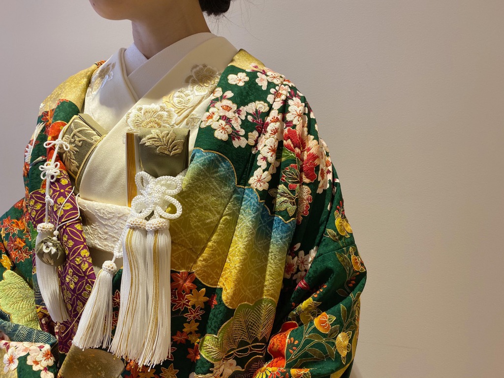 色鮮やかな緑の色打掛にザトリートドレッシングオリジナルの小物類を合わせた和装のトータルコーディネート