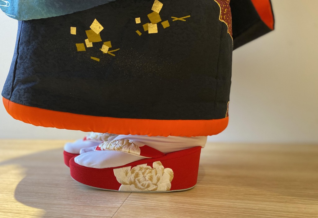 紅色の草履を使用し足元までこだわった色打掛のトータルコーディネート