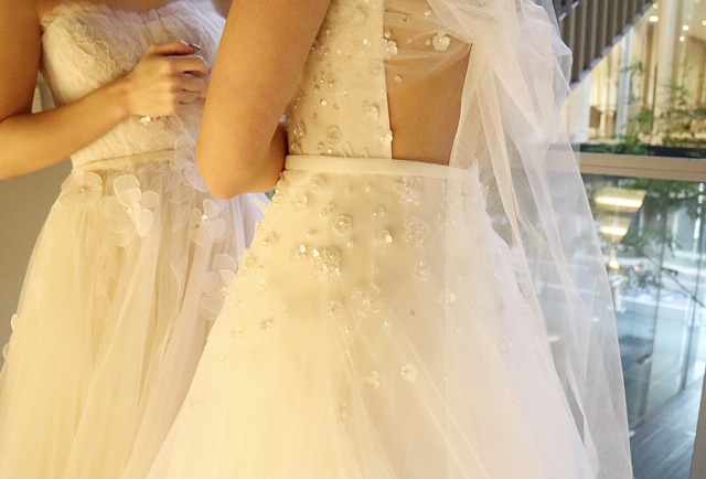 軽やかなチュール素材に繊細なビーディングや刺繍が施された、ミラ・ズウィリンガーの新作ウェディングドレス