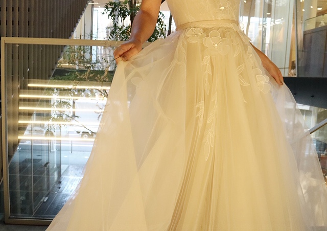 柔らかなチュールのお色味に繊細なフラワーモチーフを施したミラ・ズウィリンガーの新作ウェディングドレス