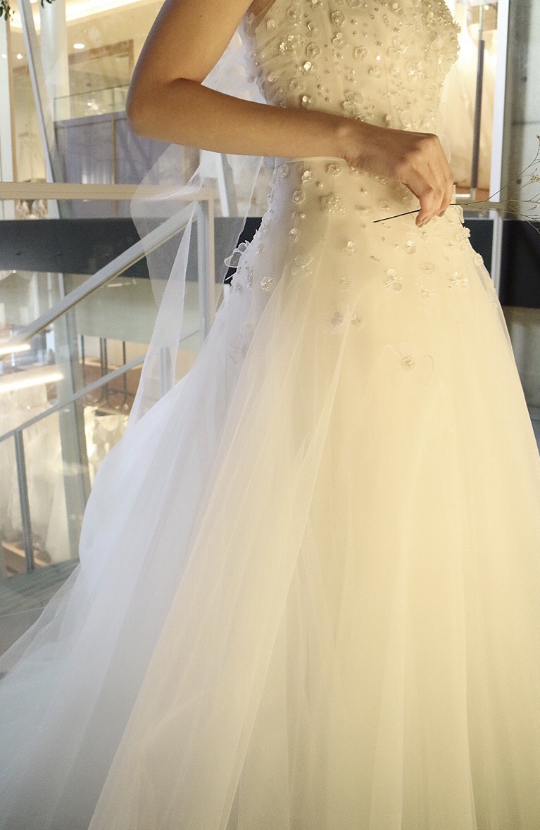 クリアなビジューが美しいミラ・ズウィリンガーの新作ウェディングドレス