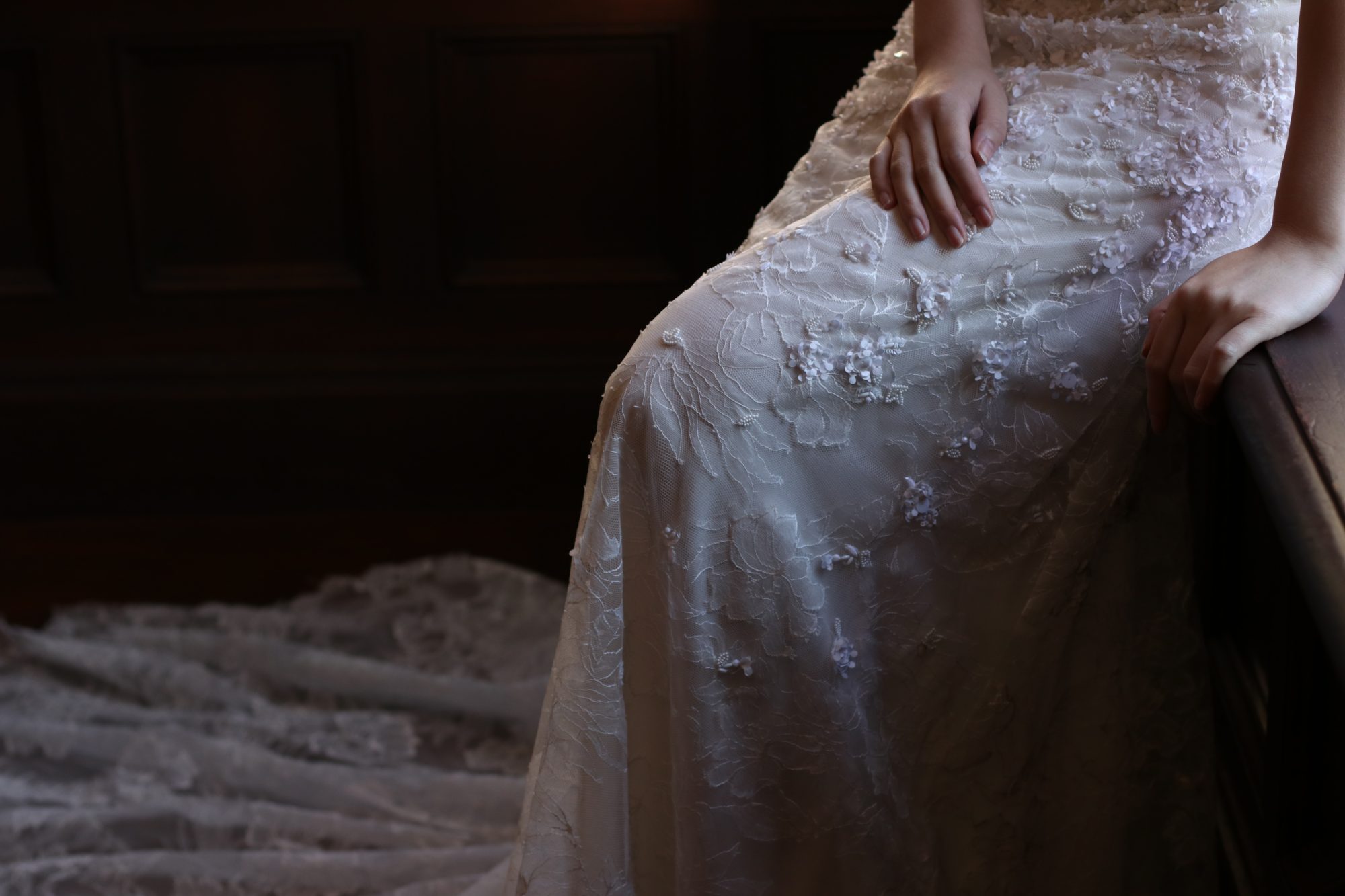 繊細なレースとビジューの雰囲気が美しいトリートドレッシングのウエディングドレス