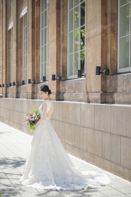 THE TREAT DRESSING のバックスタイルが素敵なレラローズの新作ウエディングで前撮り