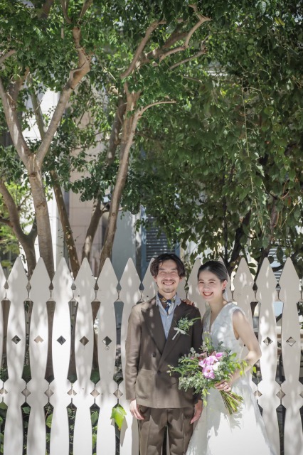 THE TREAT DRESSING のウエディングドレスでガーデンでの前撮り風景