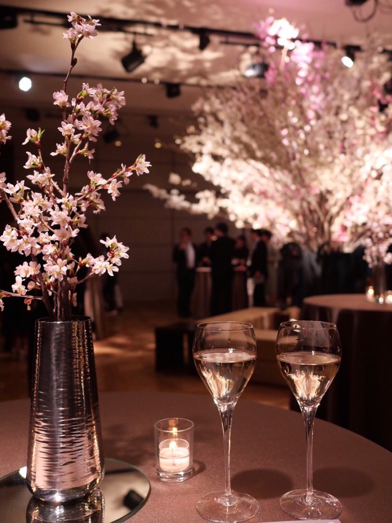 オリジナルレシピでつくった桜がテーマのカクテルで乾杯し、大人の夜桜をテーマにしたパーティが始まります