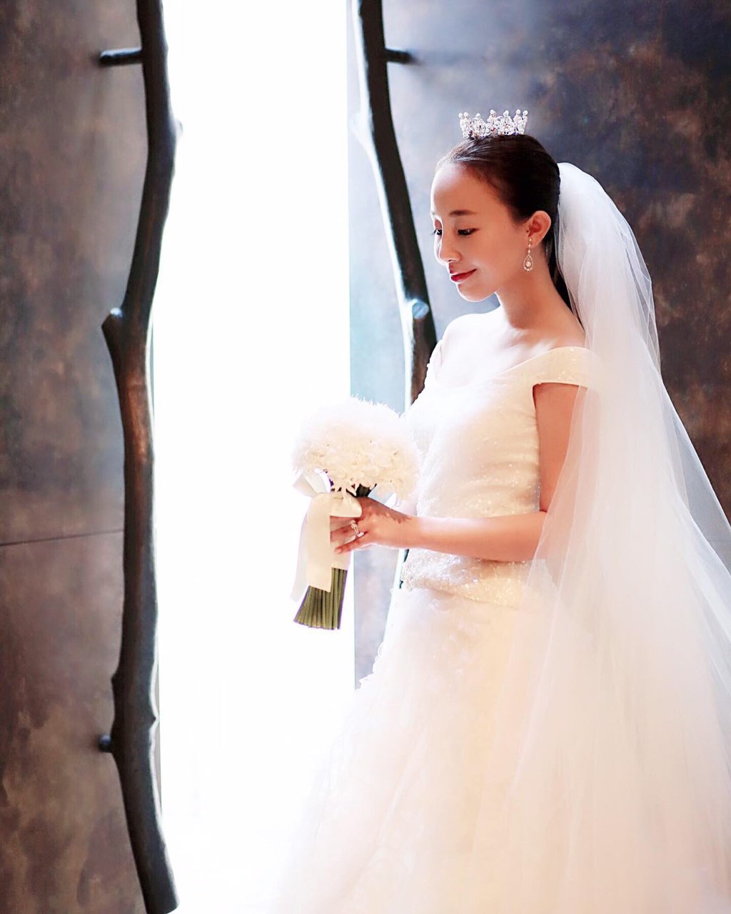 田中麻衣様が結婚式でお召しいただく、東京の人気ドレスショップトリートドレッシングが取り扱うリームアクラのウェディングドレス