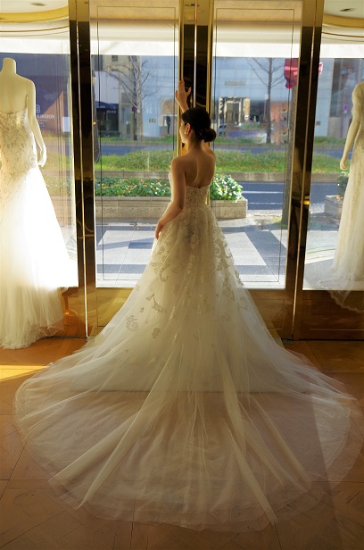 バックスタイルが美しい幻想的なウエディングドレス