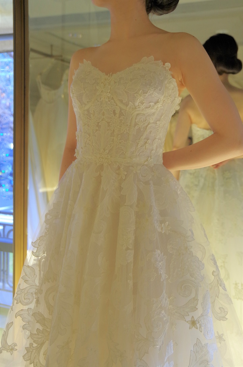 ハートカットのビスチェにレースが大胆に施されている