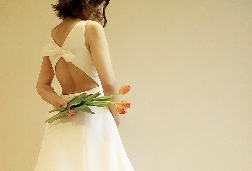 大胆にカットされたバックスタイルにリボンがアクセントになったAMSALEのシルクタフタのドレス