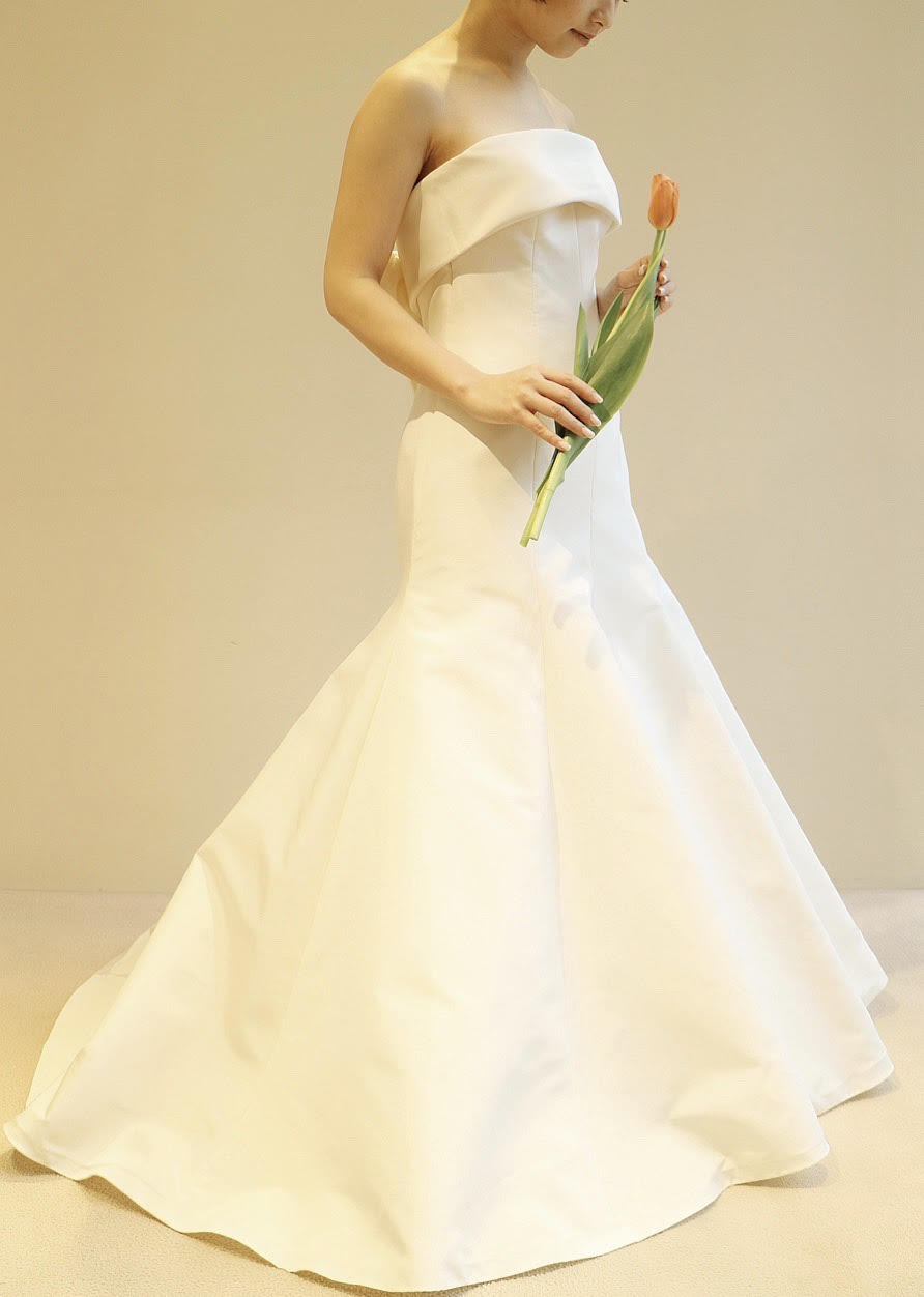 シンプルでハリ感のある上品なソフトマーメイドラインのドレス